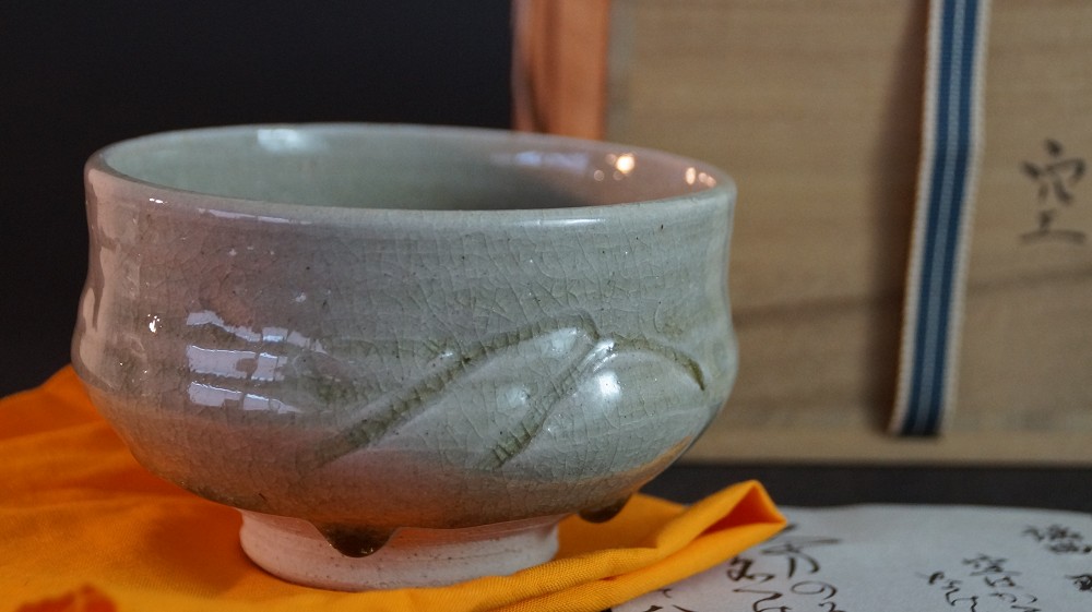 Seitenansicht des Chawan aus Seto-Keramik vor der beschrifteten Aufbewahrungsbox
