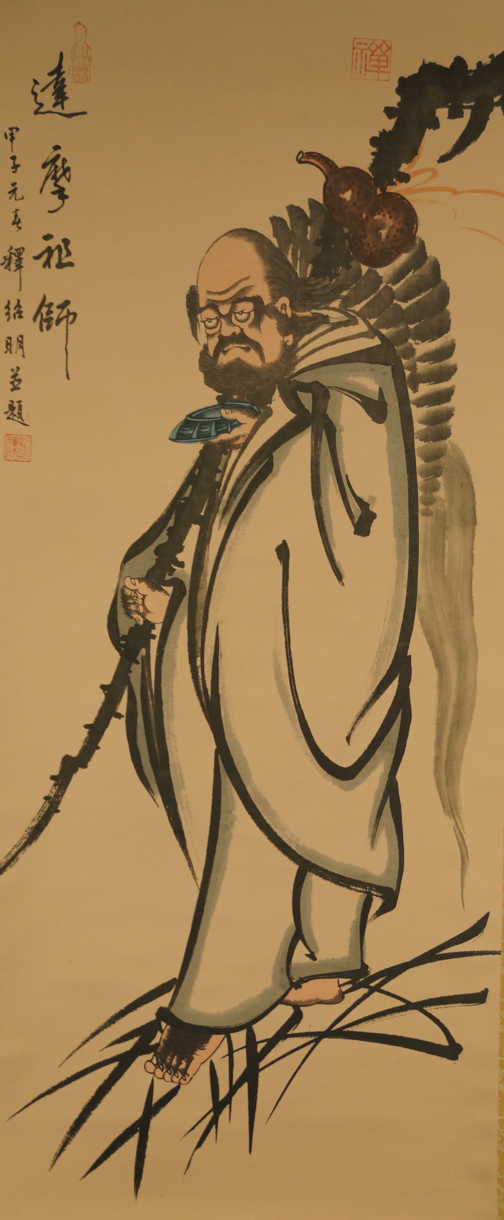 Gesamtmotiv von Bodhidharma mit Faecher und Kuerbisflasche ohne Einfassung
