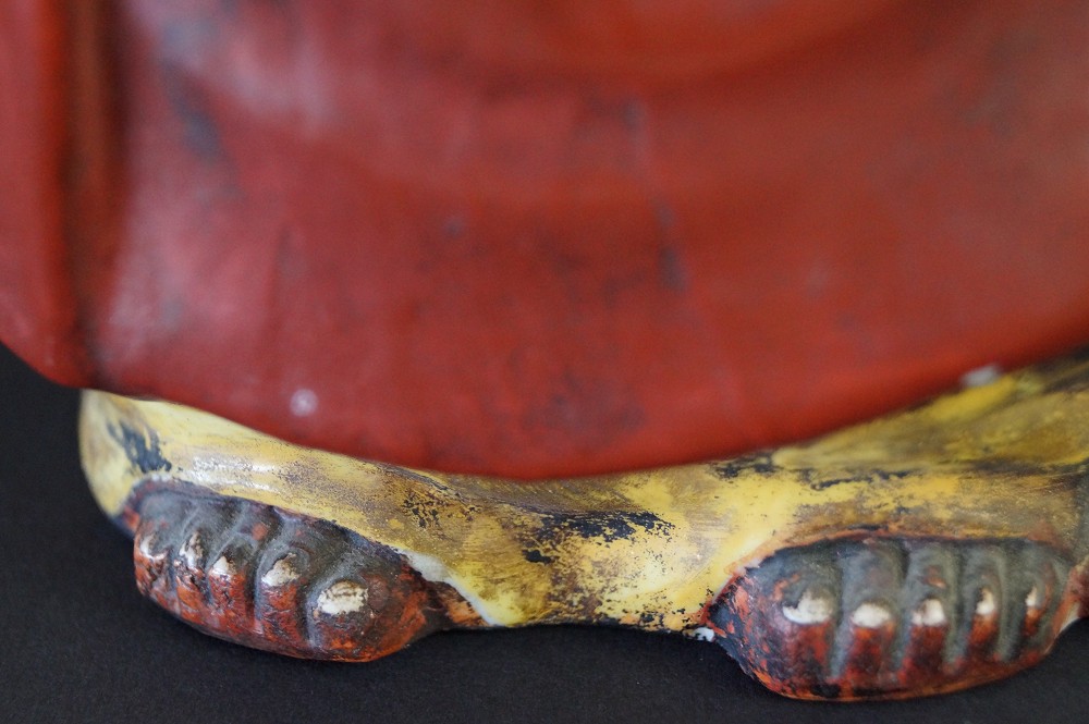 Daruma Figur aus Kutani Porzellan Fuss Nahaufnahme