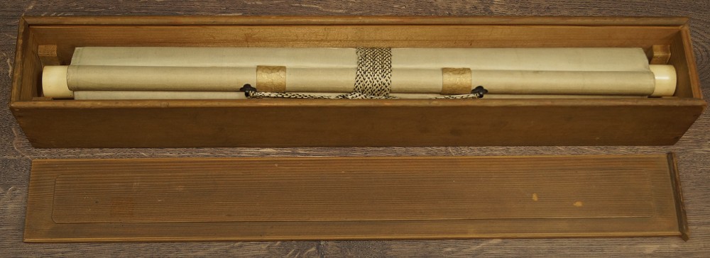 Kakemono zusammengerollt in Aufbewahrungsbox