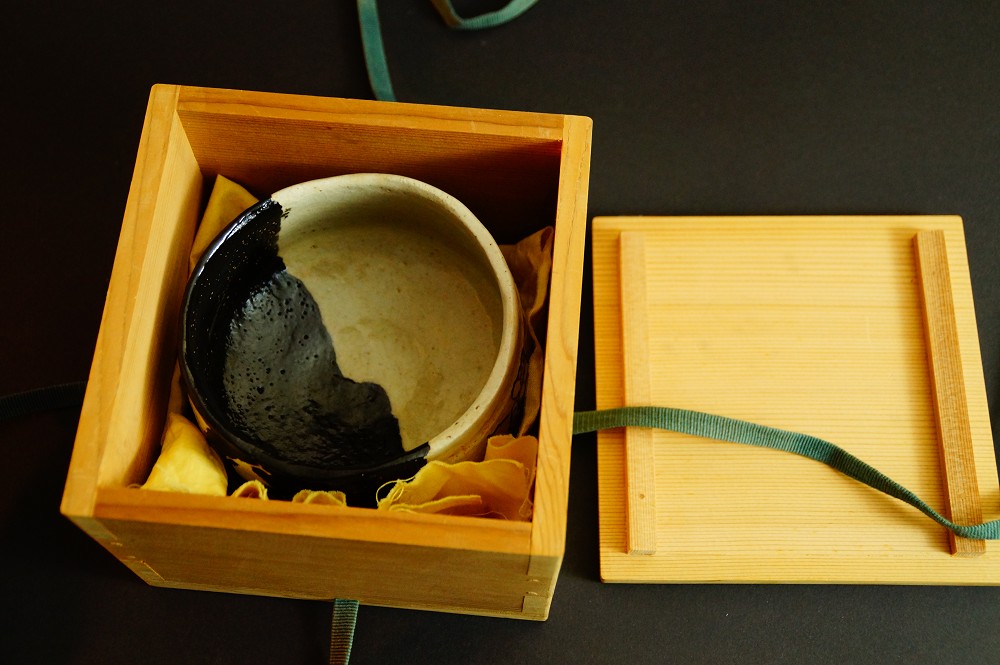 Chawan Teeschale mit Blumenmotiv aus Oribe-Keramik in Aufbewahrungsbox