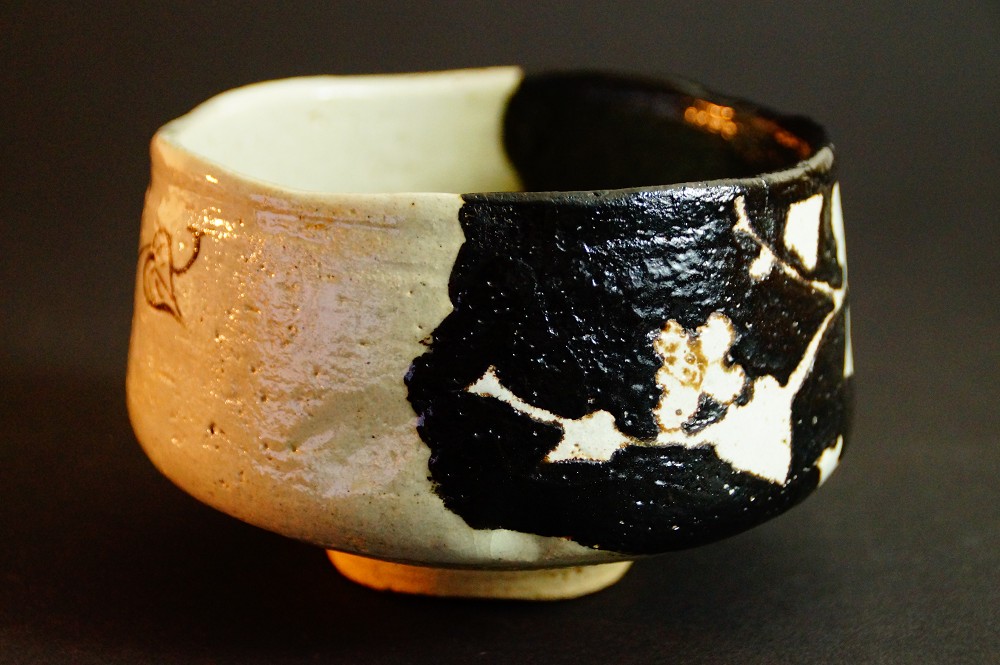 Chawan Teeschale mit Blumenmotiv aus Oribe-Keramik Seitenansicht 3
