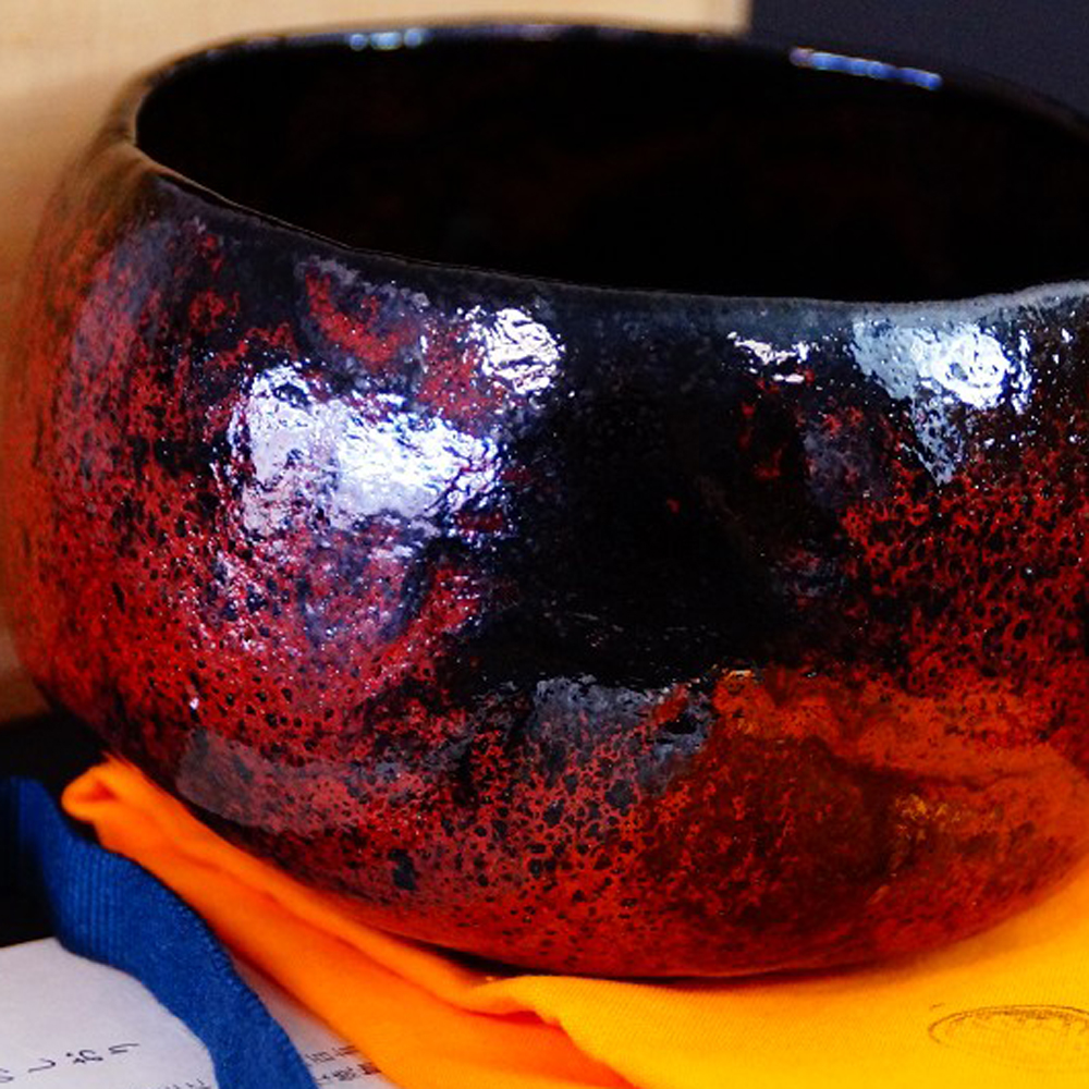 Chawan aus Kuro Raku Keramik von Shoraku Sasaki Motiv Nahaufnahme Vorschau