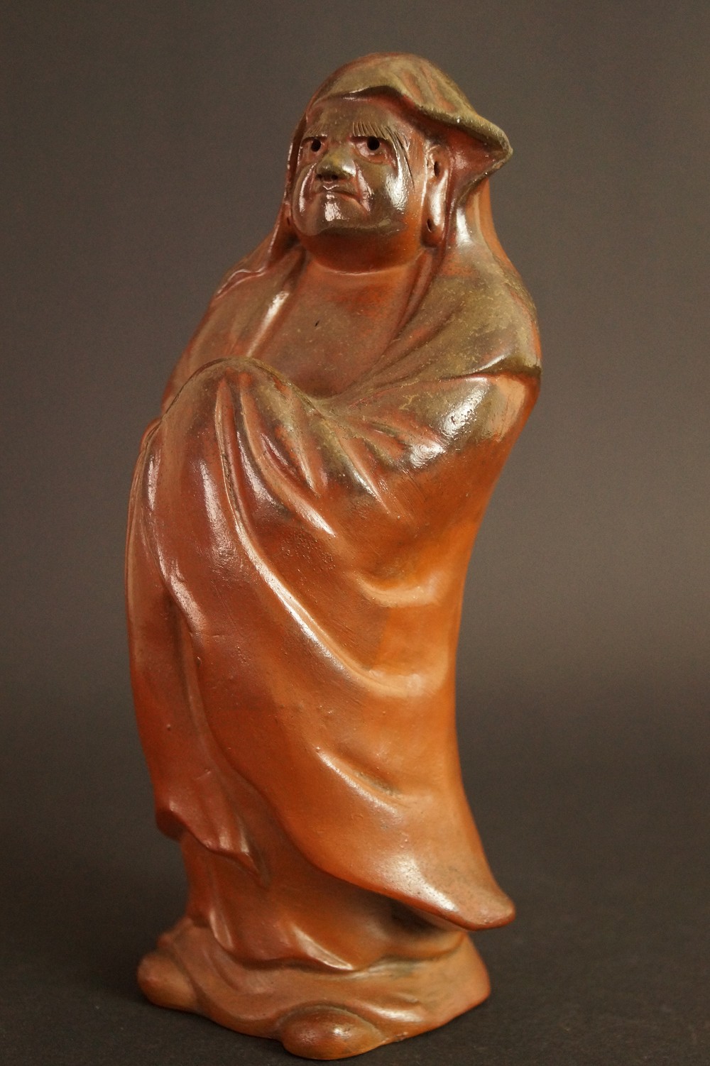 Bodhidharma Daruma Figur aus Bizen Keramik Seitenansicht 1