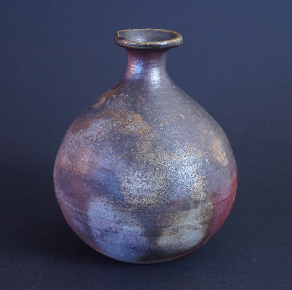 Frontalansicht der unglasierten Bizen Sake Flasche mit changierenden Brennspuren