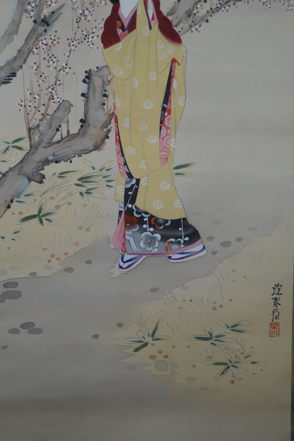 Detail view of the standing lady in kimono and artist's signature Shinsui in the kakemono