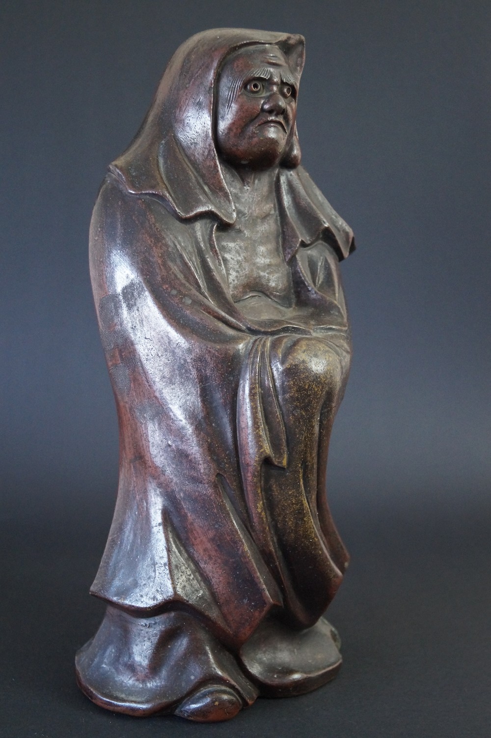 Bodhidharma Daruma Figur aus Bizen Keramik Seitenansicht 1
