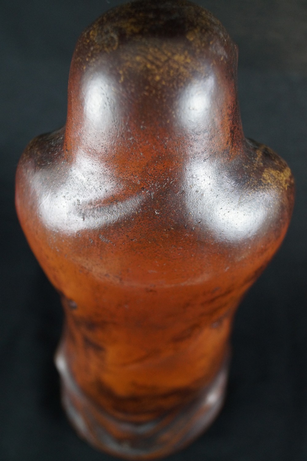 Bodhidharma Daruma weit geoeffnete Augen Bizen Keramik Aufsicht Nahaufnahme 5