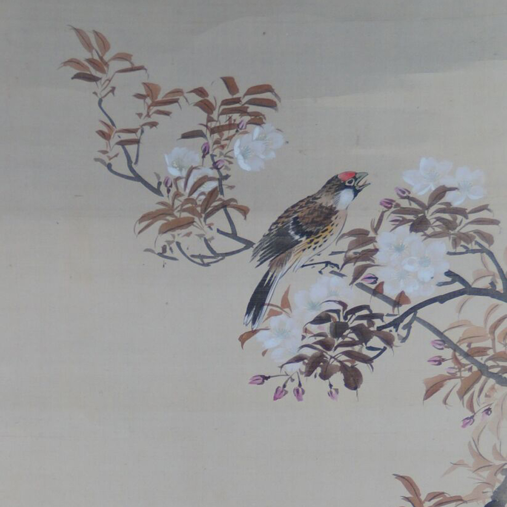 Nahaufnahme des singenden Vogels zwischen Kirschblueten im Kakemono Singender Vogel im Kirschbluetenzweig