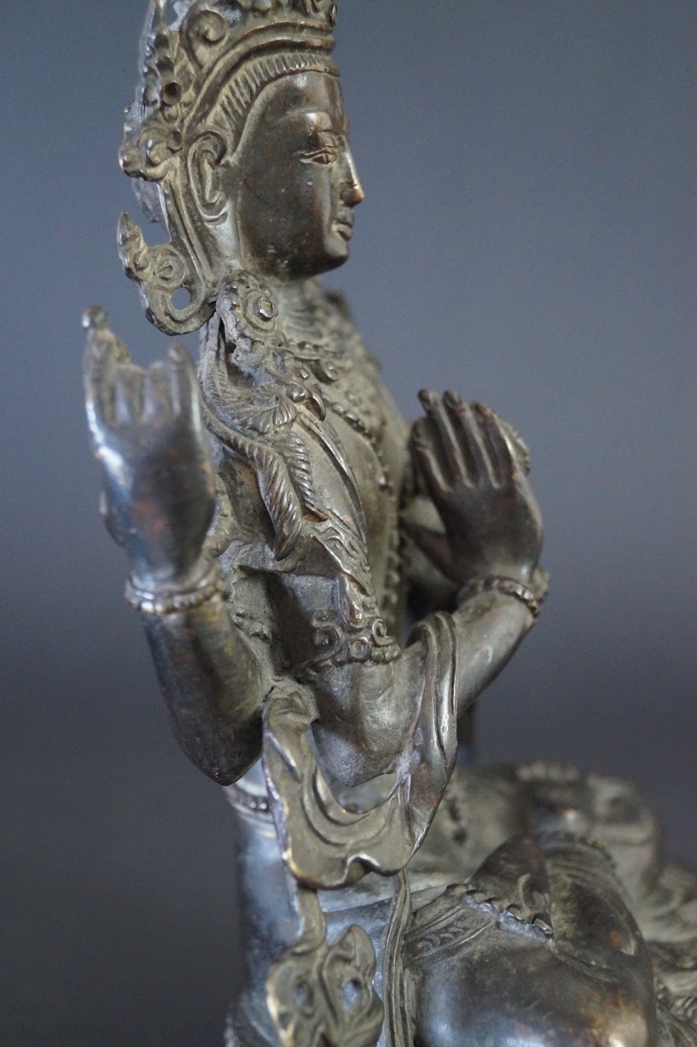 Nepalesische Buddhafigur aus Bronze Motiv Nahaufnahme 5