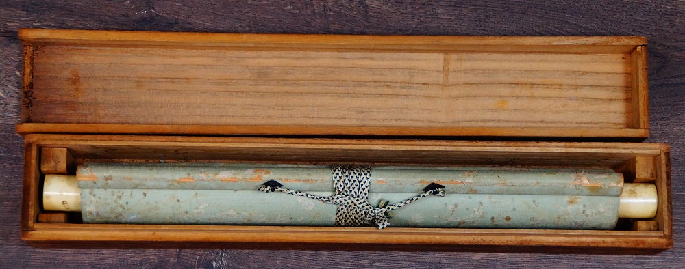 Zusammengerolltes Kakemono von Nishioka Sosen mit Kordelverschnuerung in der offenen Aufbewahrungsbox