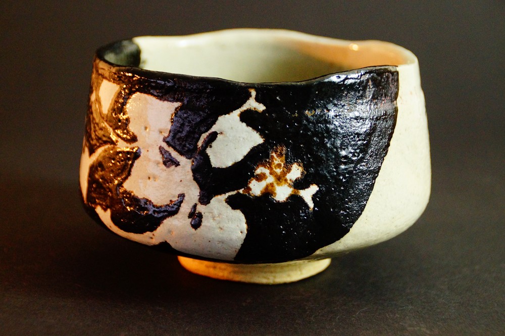 Chawan Teeschale mit Blumenmotiv aus Oribe-Keramik Frontalansicht