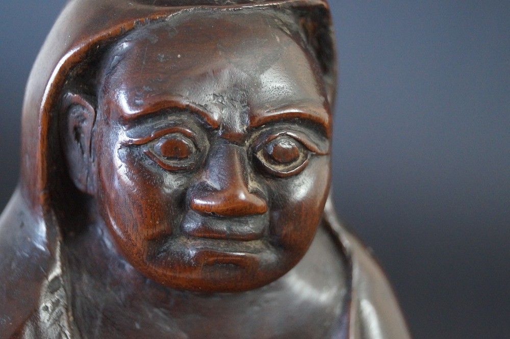 Figurine de Bodhidharma Daruma en bois dur gros plan sur le visage 2