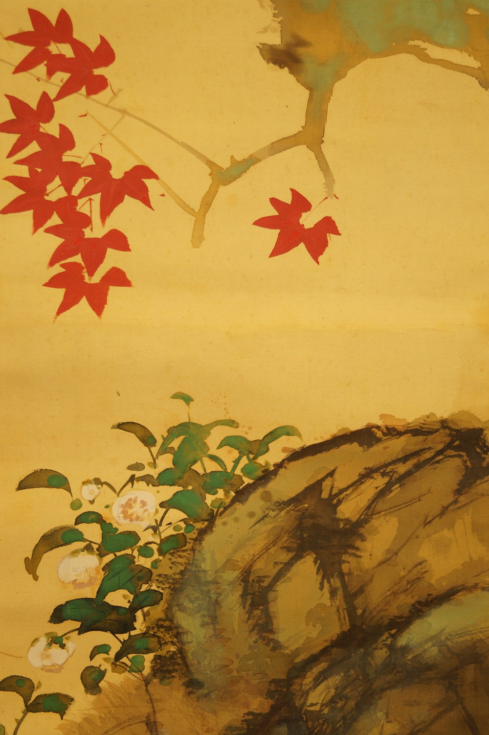 Spatz auf einem Ahornzweig von Yasuyama Tachiwaki Ahornblaetter und Fels Nahaufnahme