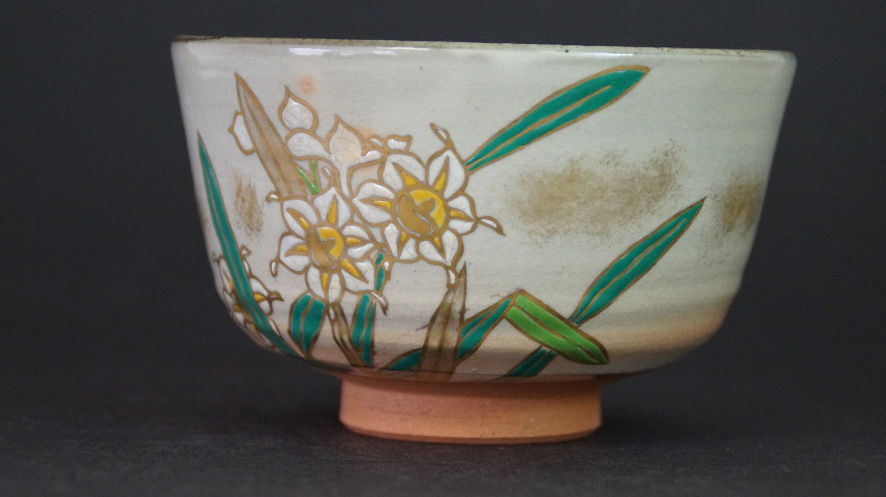 Weitere Ansicht der Chawan Teeschale aus Kyoto-Keramik mit vollstaendigem Narzissenmotiv