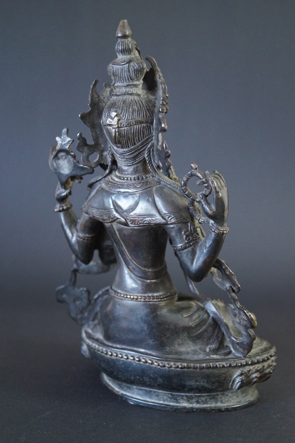 Nepalesische Buddhafigur aus Bronze Rueckansicht