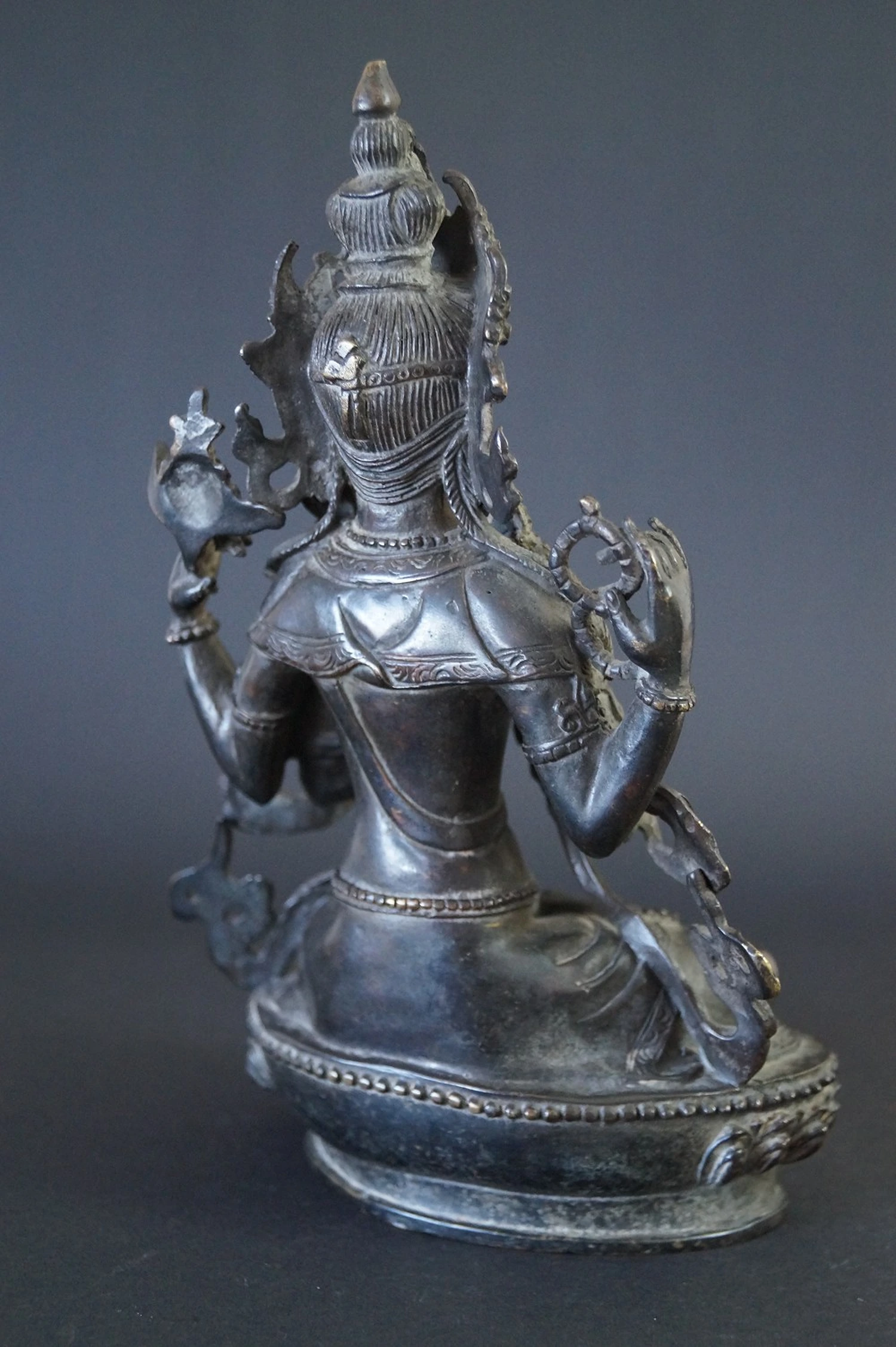 Vierarmiger Bodhisattva Chenrezig aus Bronze Rueckansicht