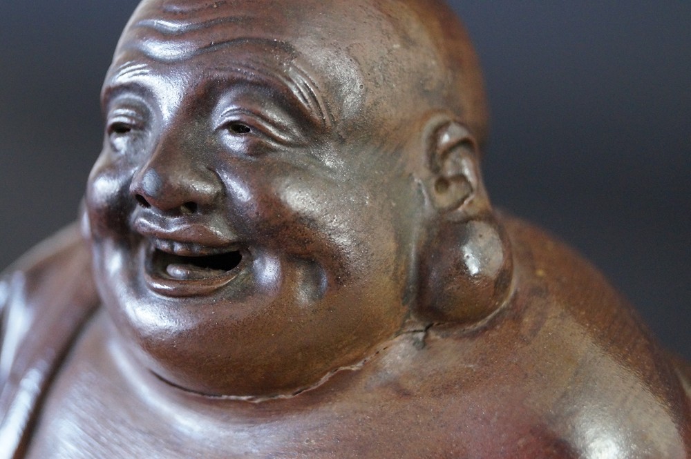 Hotei Figur aus Bizen Keramik Gesicht Nahaufnahme 4