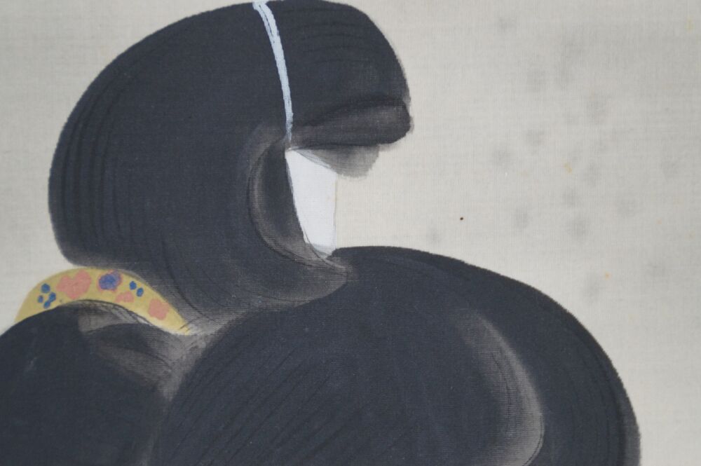 Ulteriore primo piano dell'elaborata acconciatura della dama nel kakemono Dama in kimono presso lo stagno del giardino