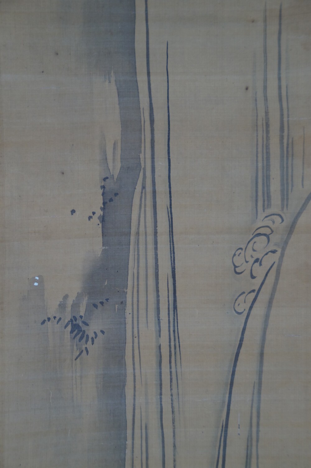 Nahaufnahme der Felsformation mit Kiefernzweigen am Wasserfall in der Aufstieg-Rolle des Kakemono-Sets von Kano Eihaku