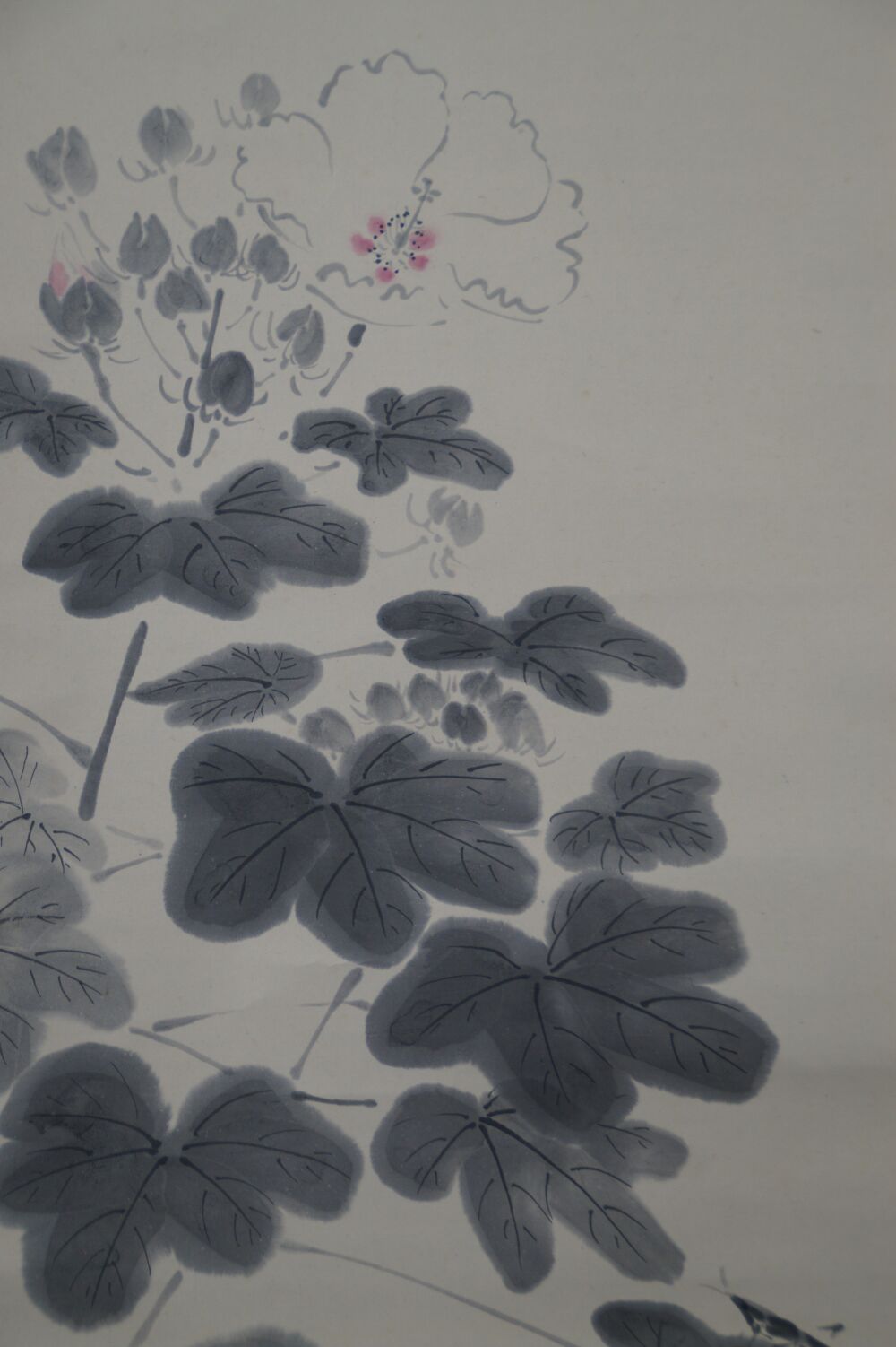 Weitere Ansicht des Gesamtmotivs mit Hibiskusbluete, Knospen und Blattwerk im Kakemono Hibiskusblueten und Grashuepfer, ohne Rahmung