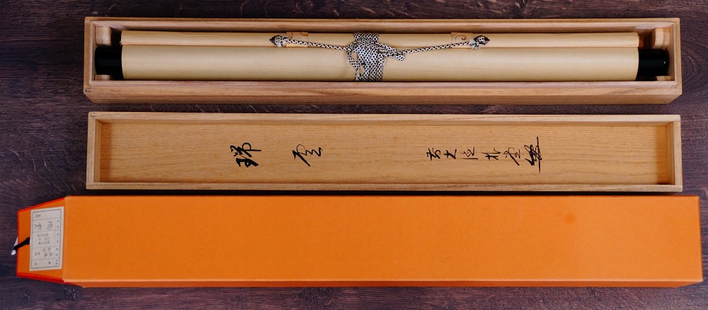 Zusammengerolltes Kakemono von Sato Bokudo in der beschrifteten Aufbewahrungsbox aus Kiri-Holz