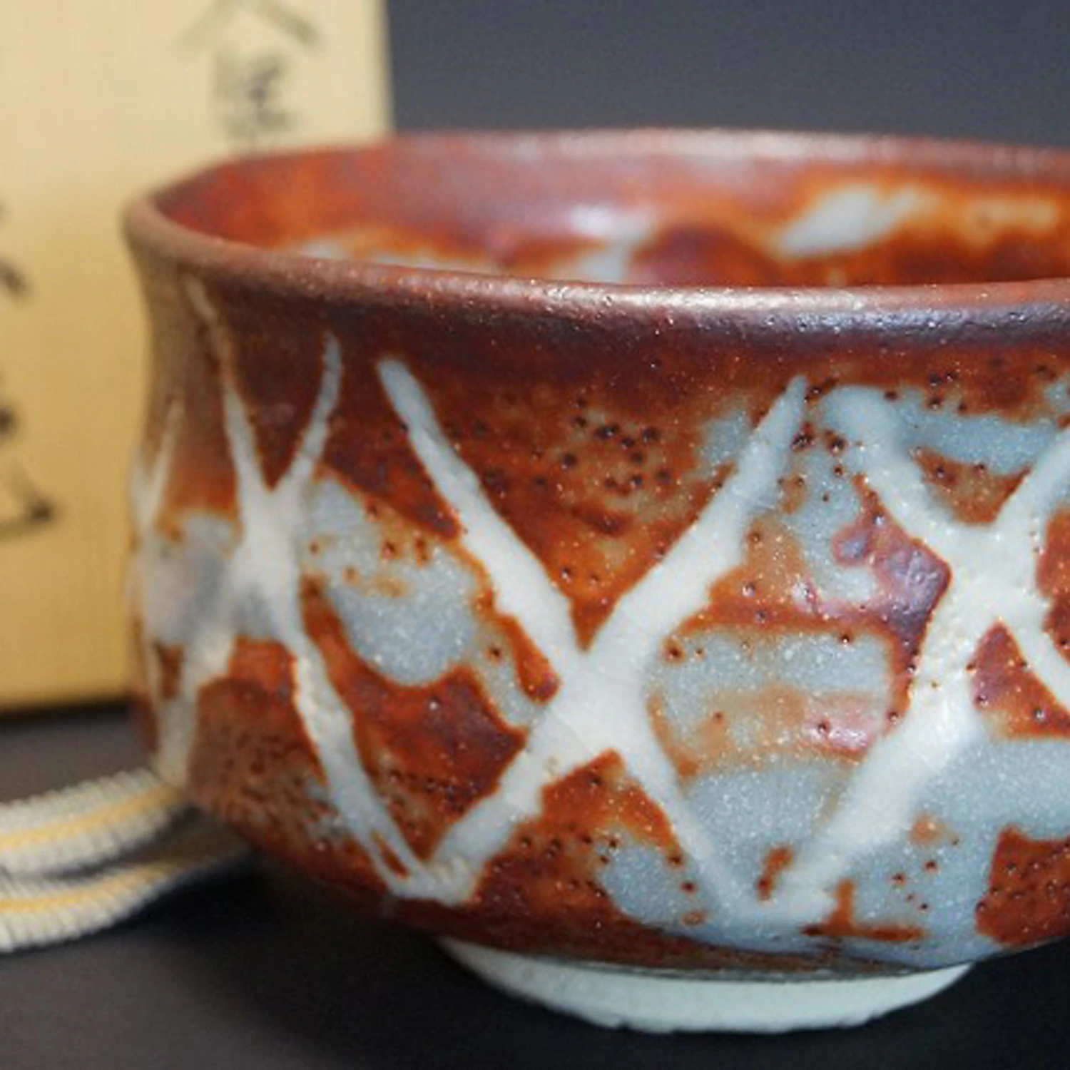 Chawan in ceramica Shino ispirato a Rosanjin anteprima primo piano motivo
