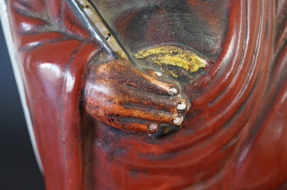 Daruma Figur aus Kutani Porzellan Hand mit Hossu Nahaufnahme