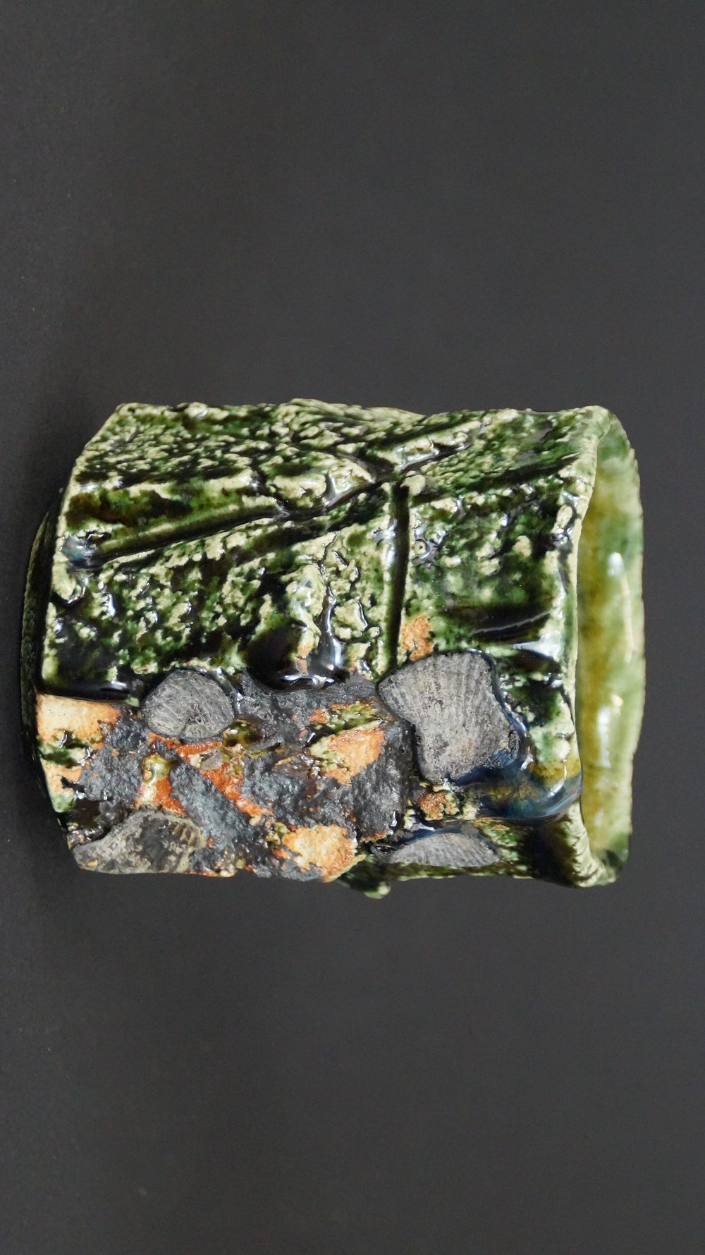 Weitere Ansicht der Yunomi Tee-Schale aus Oribe-Keramik mit steinartigen Einschluessen und orangefarbenen Akzenten