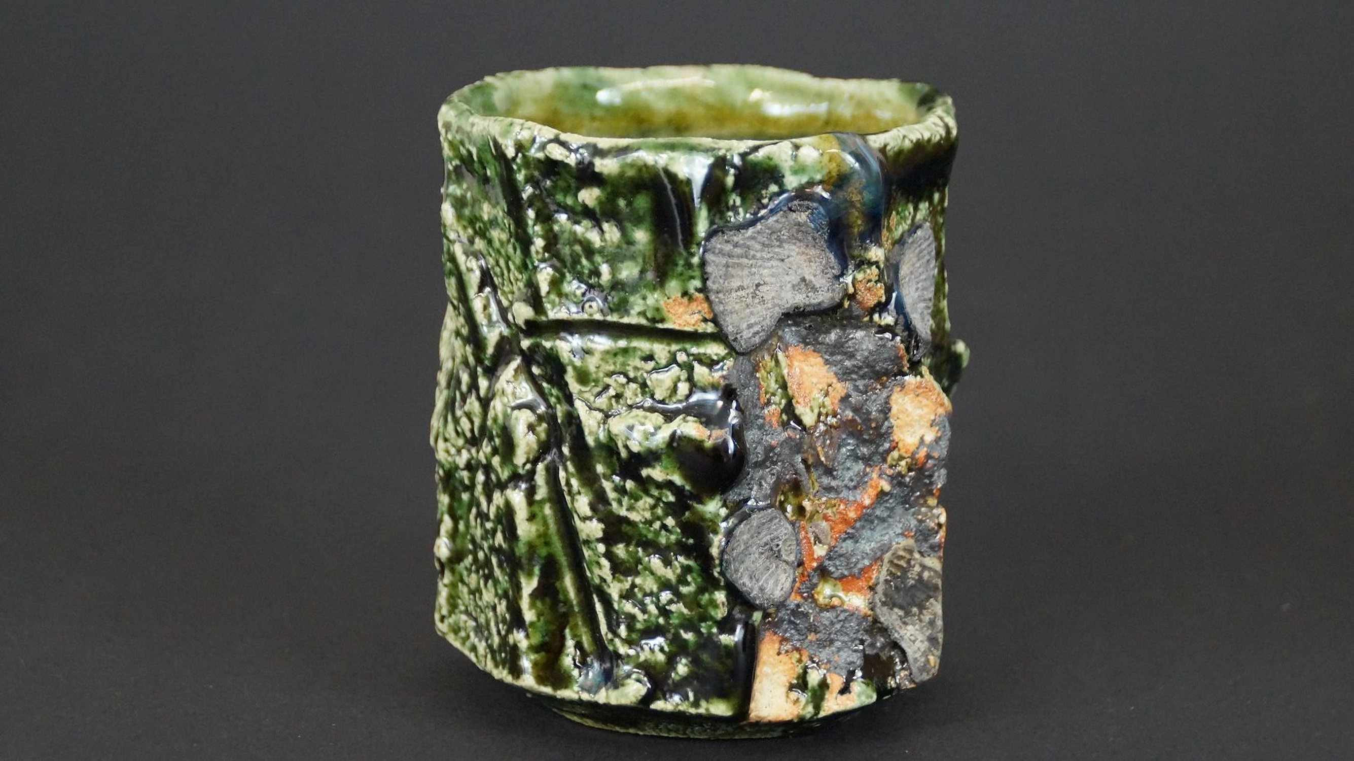Autre vue du yunomi bol à thé en céramique Oribe avec inclusions pierreuses et accents orangés