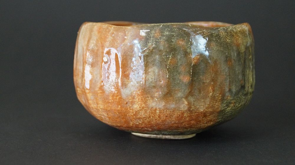 Weitere Ansicht der Chawan Teeschale aus Raku-Keramik mit gerippter Wandung