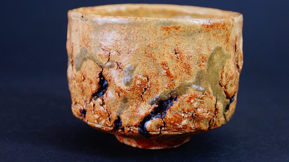 Weitere Seitenansicht der Chawan aus Seto-Keramik von Takamichi Kato mit ausgepraegten Feuerspuren