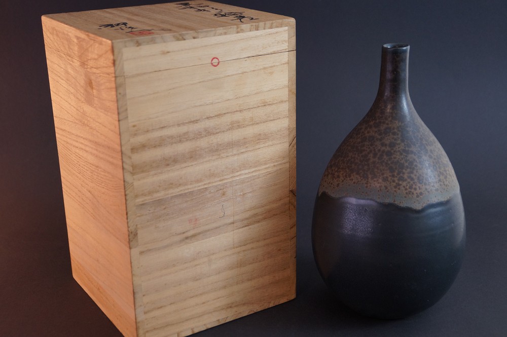 Kasama Vase von Koji Arata Frontalansicht mit Aufbewahrungsbox