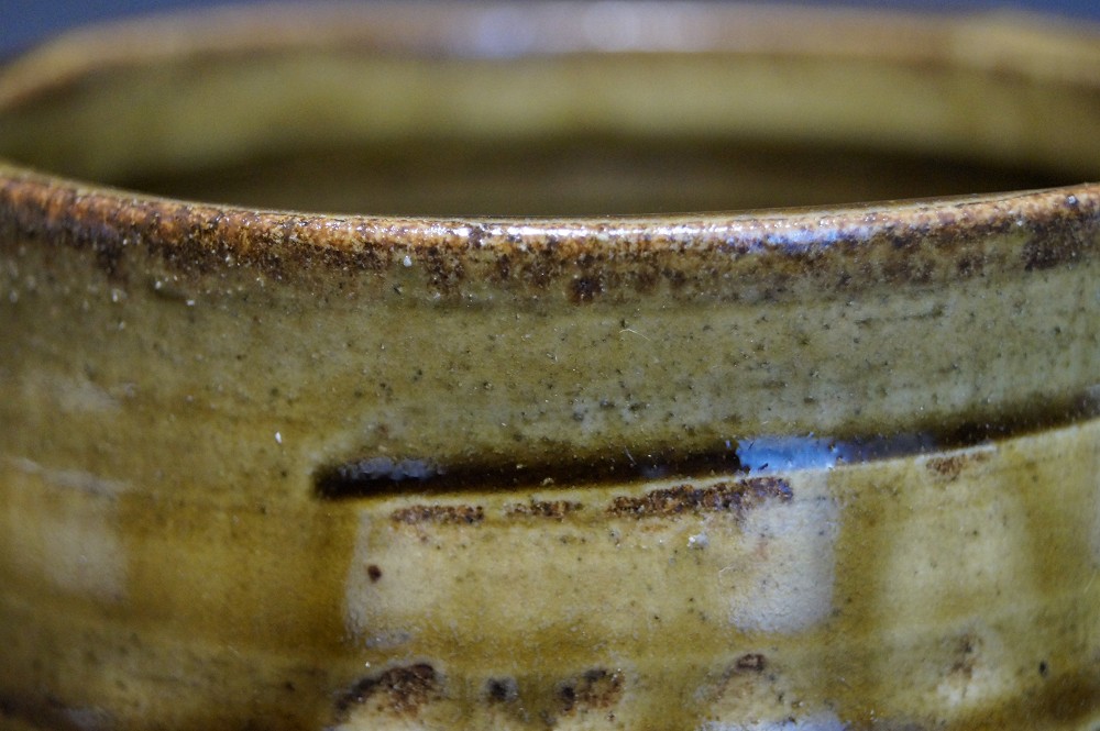 Ciotola da tè chawan Seto di Kazufumi Wada primo piano dello smalto
