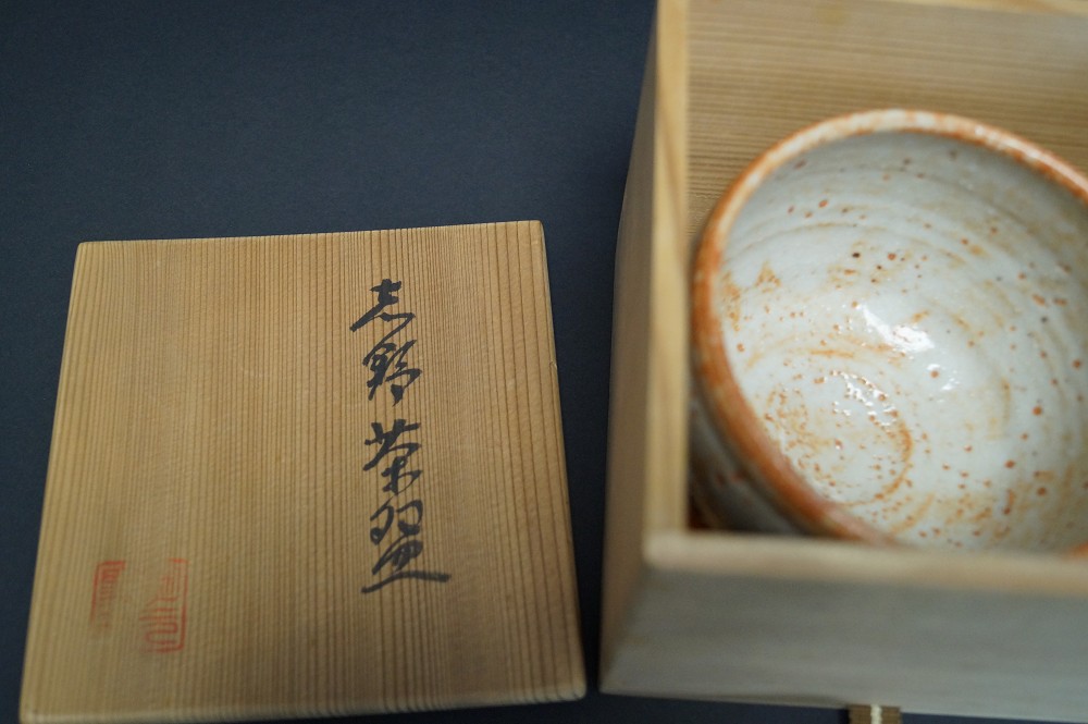 Czarka do herbaty chawan z ceramiki Shino w pudle do przechowywania