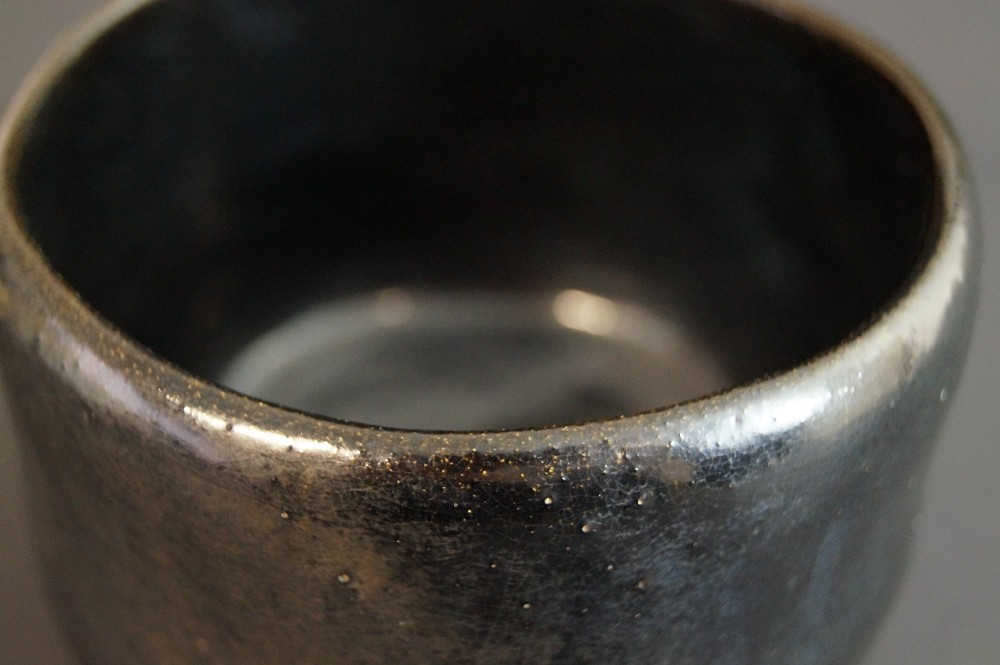 Czarka chawan Raku autorstwa Kentaro Furumaru zbliżenie szkliwa