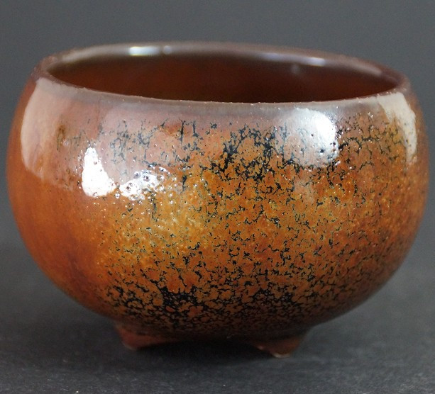 Chawan mit brauner Tenmoku-Glasur neben der beschrifteten Aufbewahrungsbox aus Kiri-Holz
