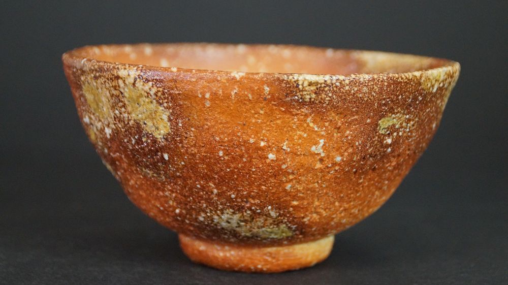 Otra vista del chawan de cerámica de Shigaraki con manchas naturales de ceniza verdosas