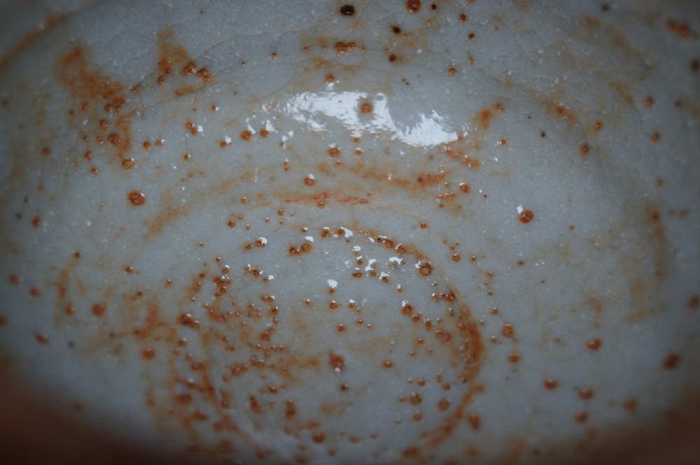 Czarka do herbaty chawan z ceramiki Shino widok wnętrza zbliżenie dno