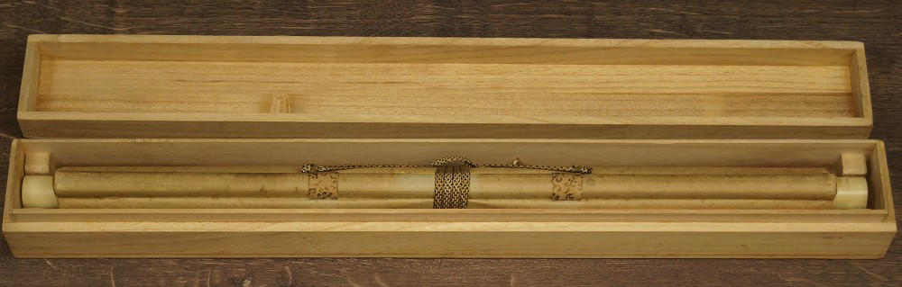 Zwój wiszący (kakemono) z pięknością kakemono w pudle do przechowywania