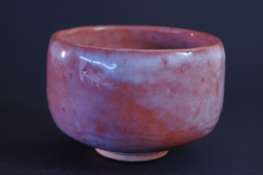 Rueckansicht des Chawan mit rosa- bis korallenroter Glasur