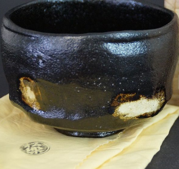 Chawan aus Raku-Keramik von Shoraku Sasaki mit schwarzer Glasur und goldfarbenen Glasurflecken