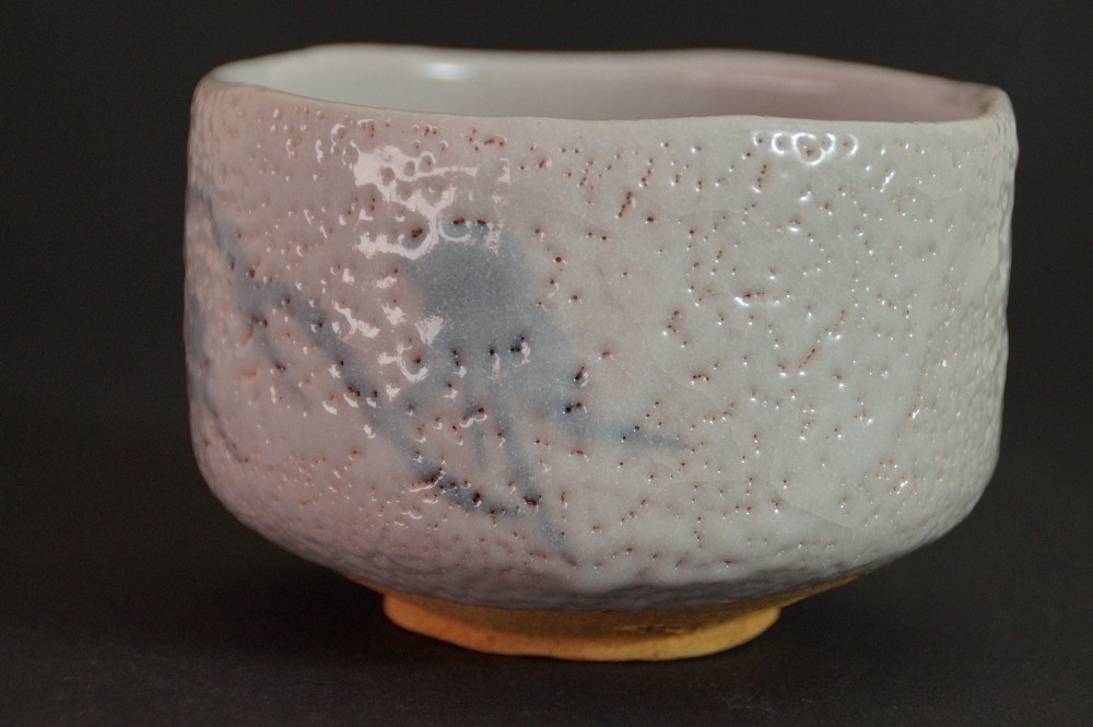 Weitere Seitenansicht des Chawan mit zarten blauen Farbschatten in der Glasur