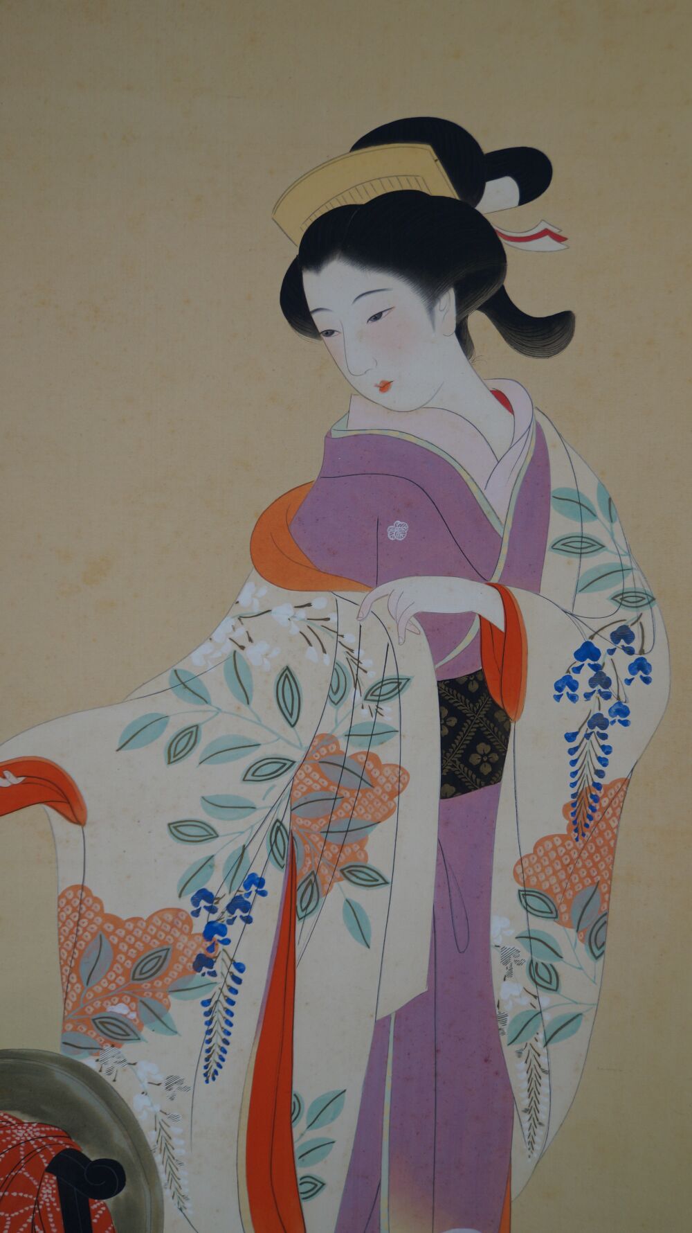 Autre vue du motif d'ensemble avec le buste de la jeune femme dans le kakemono Jeune femme devant son armoire à kimono, sans montage