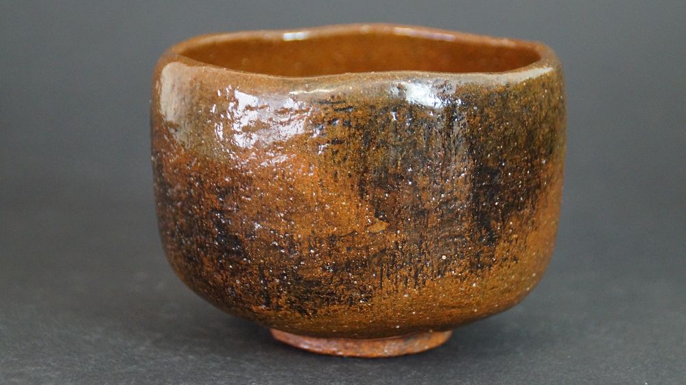 Weitere Ansicht der Chawan aus Ohi-Keramik mit dunklen Glasurschlieren