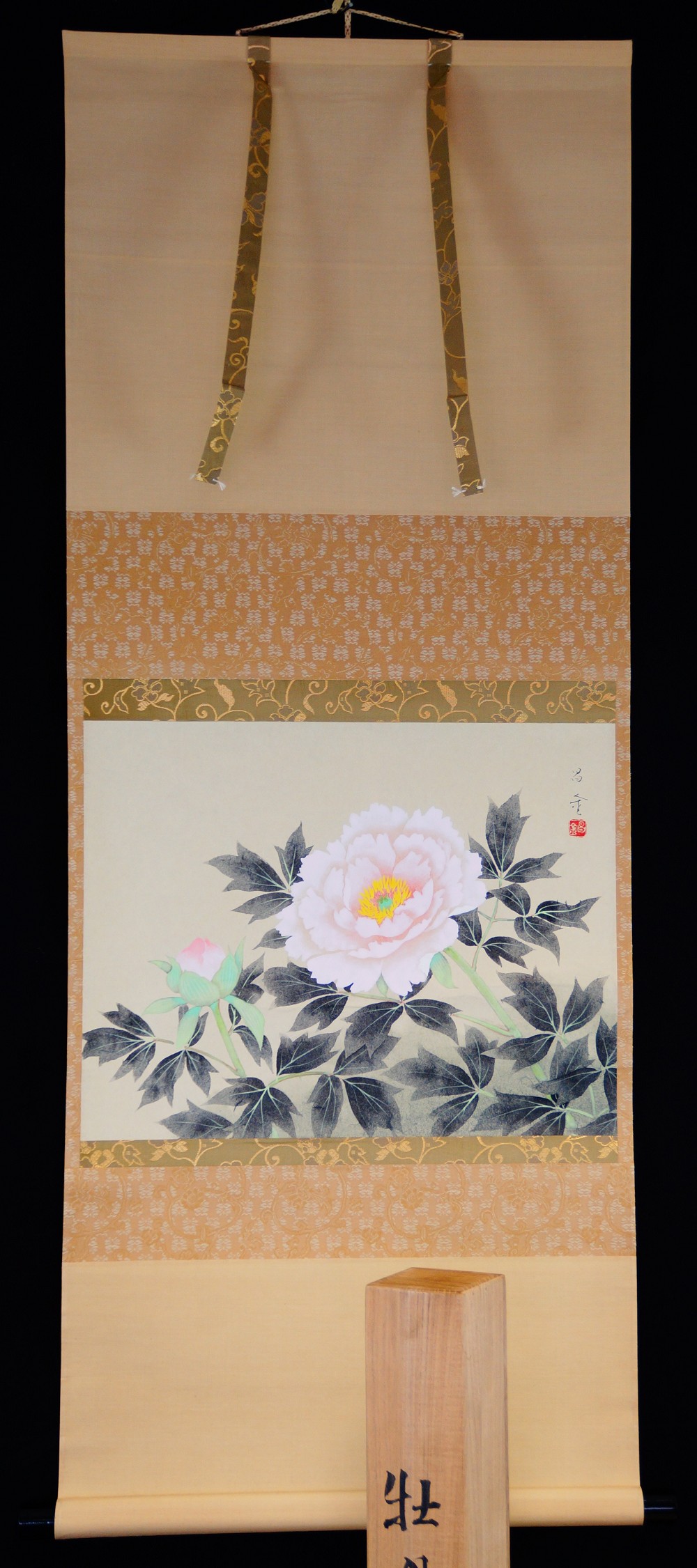 Gesamtansicht des Kakemono mit Pfingstrose von Satomi Shokin, aufgehaengt mit Aufhaengeschnur