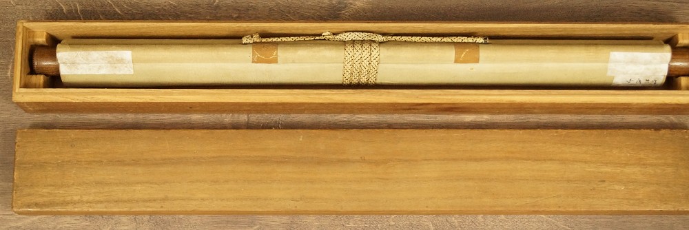 Zusammengerolltes und mit Kordel gebundenes Rollbild in Holzbox Kakemono zusammengerollt 2