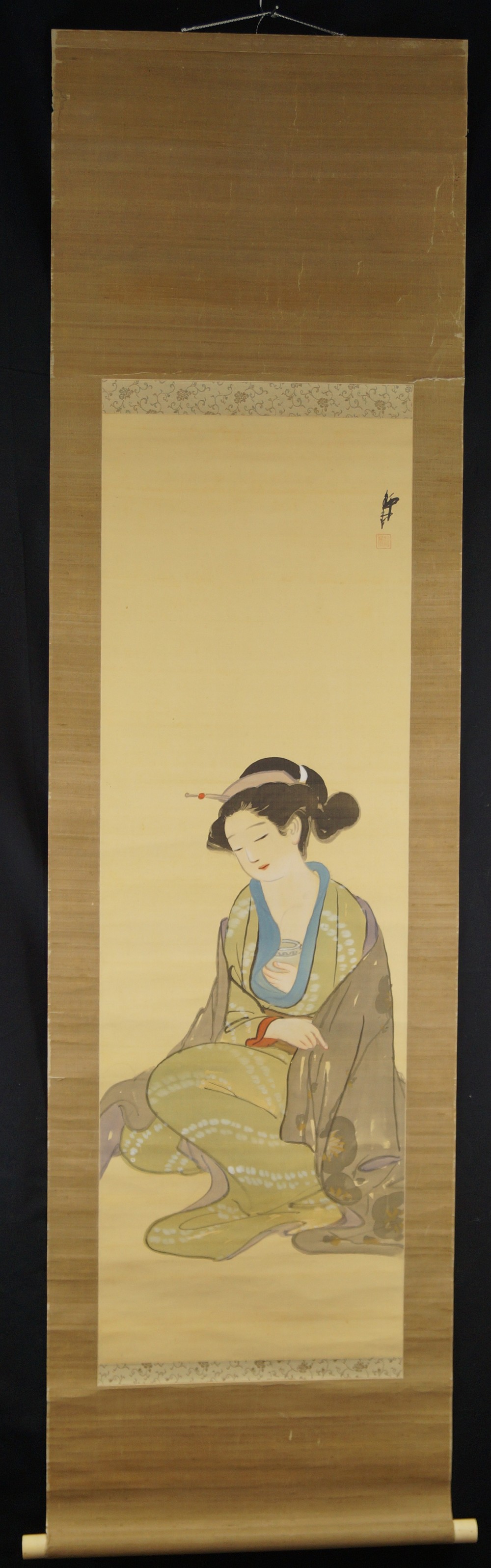 Kakemono Sinnende Dame mit Tongefaess von Bessho Shizudo Gesamtansicht Rollbild