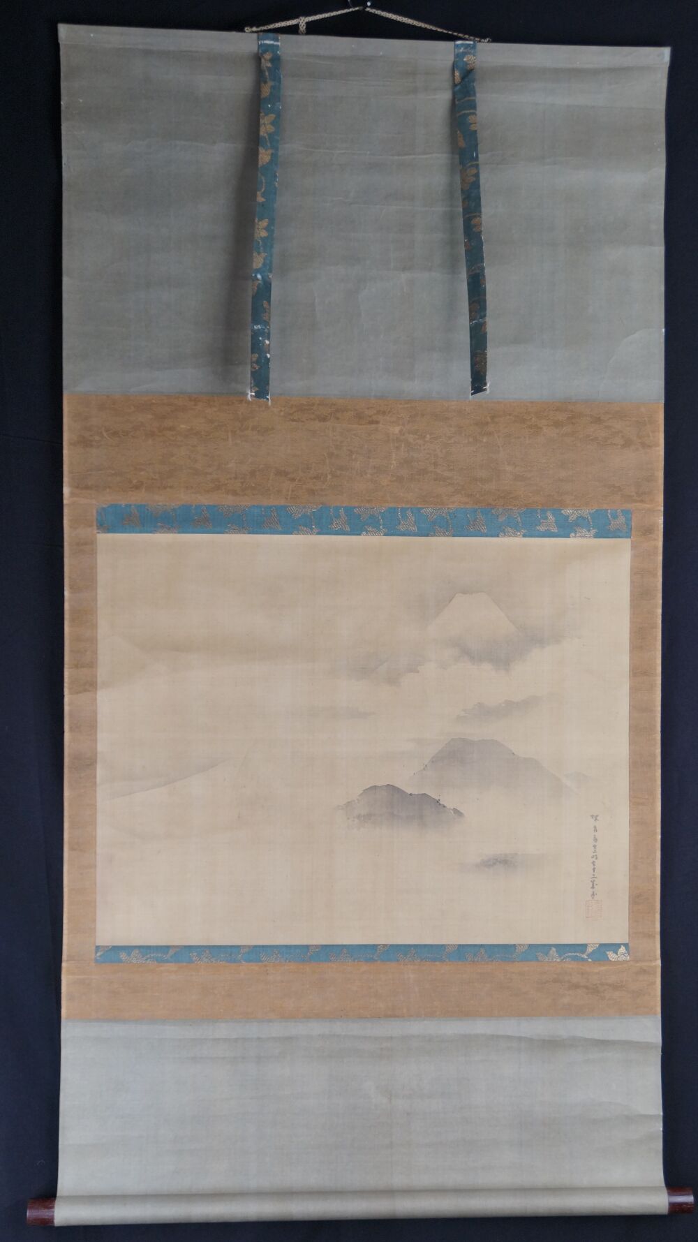 Kakemono Fuji in wolkenverhangenen Hoehen von Tansenzai Keimei in voller gerahmter Ansicht