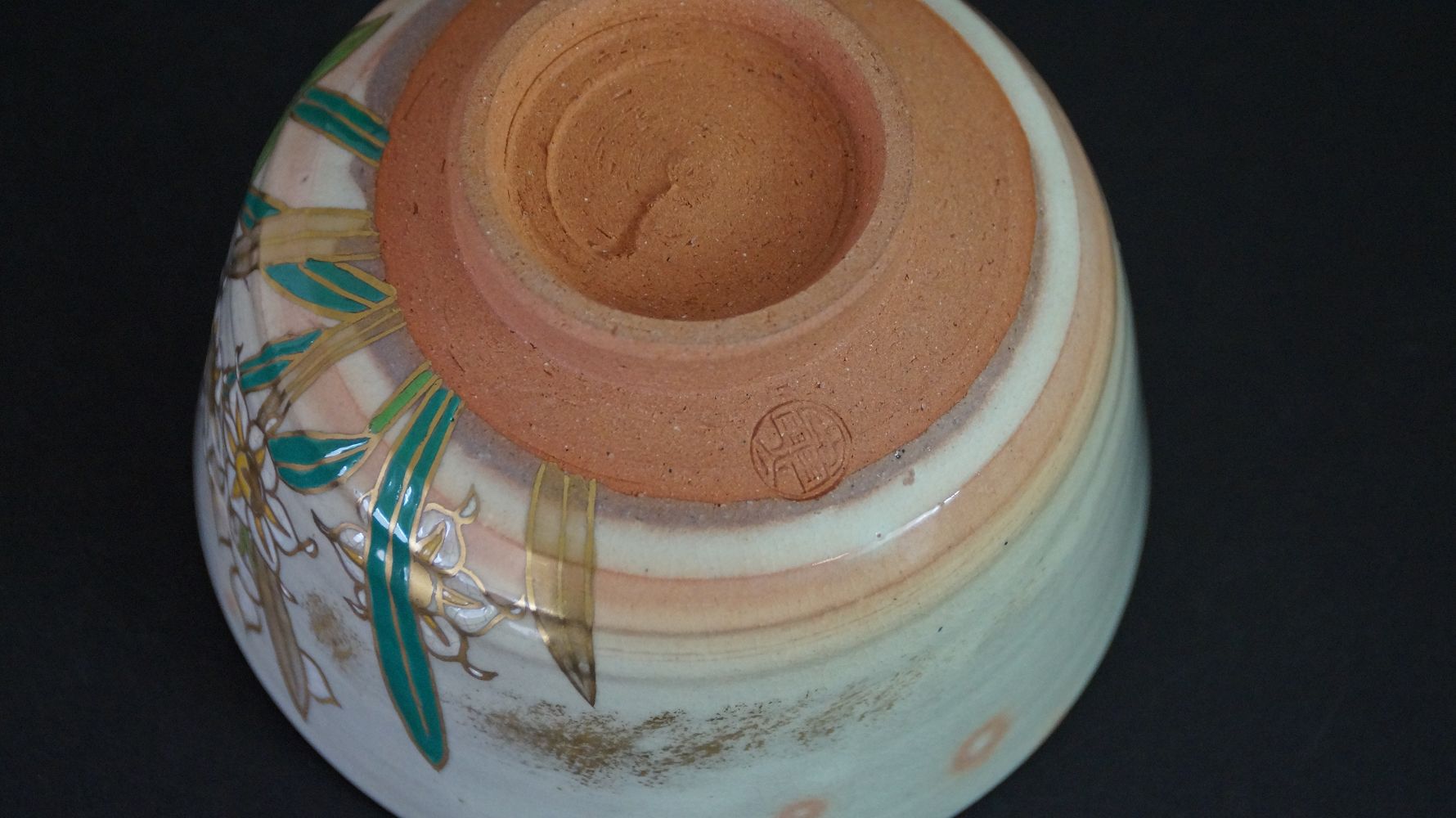 Detailansicht des Standfusses mit eingepraegtem Kuenstlersiegel der Chawan Teeschale aus Kyoto-Keramik